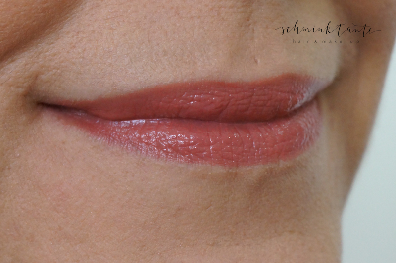 Lippen mit Clarins Joli Rouge, Soft Berry geschminkt.